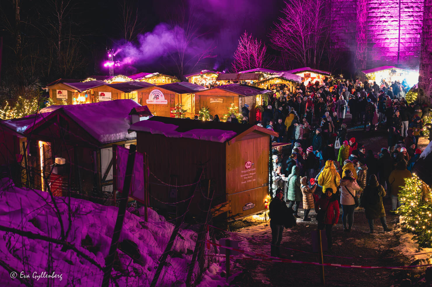 massor av folk på en julmarknad i Schwarzwald