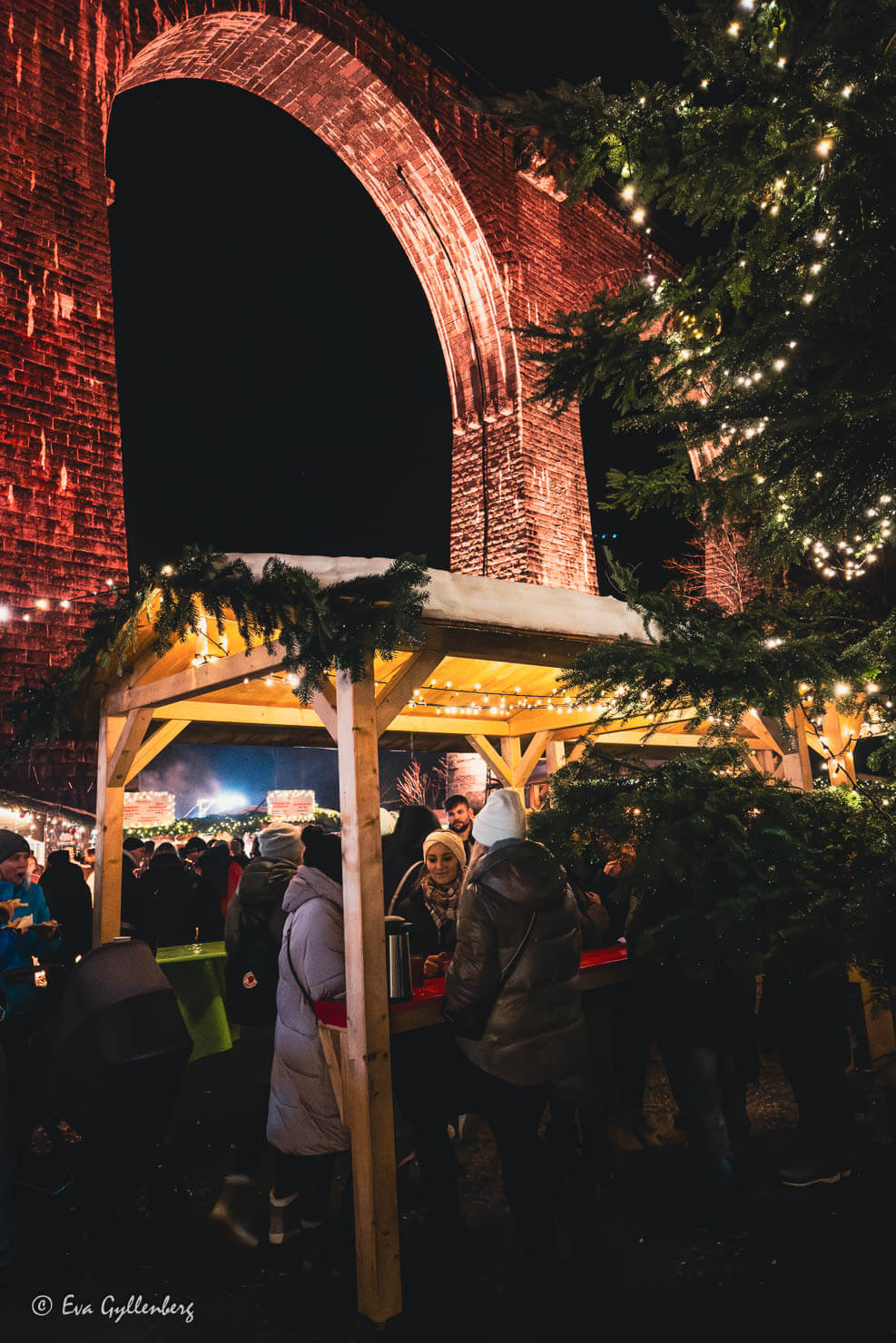 upplyst järnvägsbro med julmarknad under i Schwarzwald
