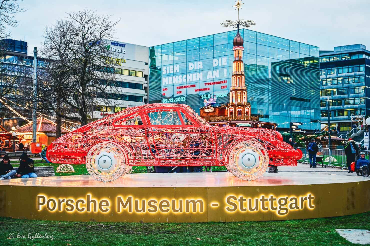 julbeslysning i form av en röd Porsche på torget i Stuttgart