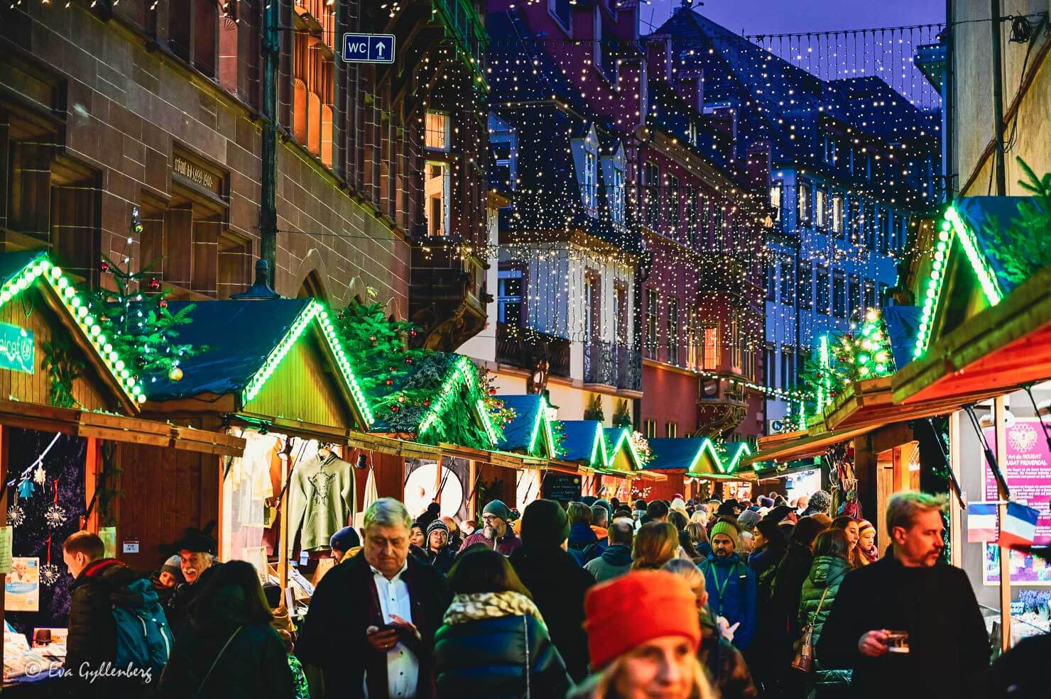 Massor av folk på en julmarknadsgata