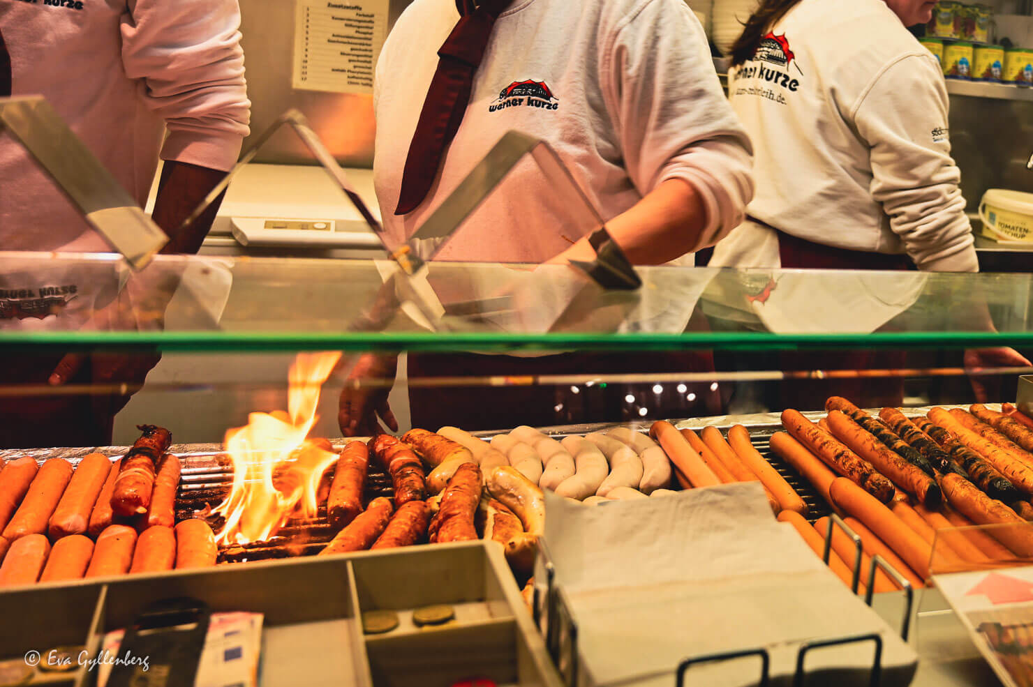 Korvdamer som säljer många olika sorters grillkorvar