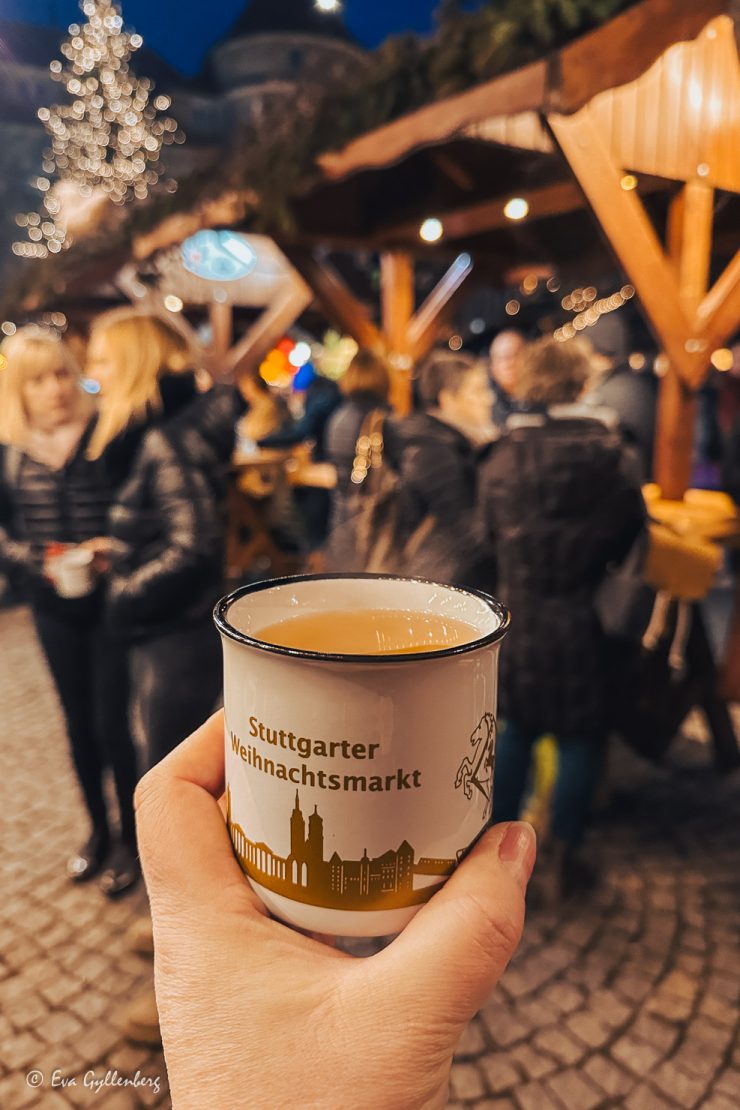 Hand med mugg med gluhwein