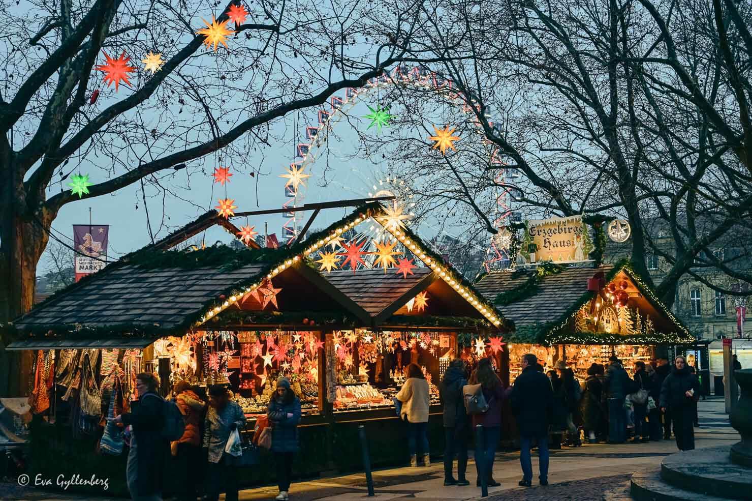 julmarknadsstånd i skymning