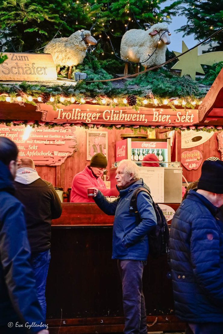 Populär gluhweinförsäljare på en av alla julmarknader i Tyskland