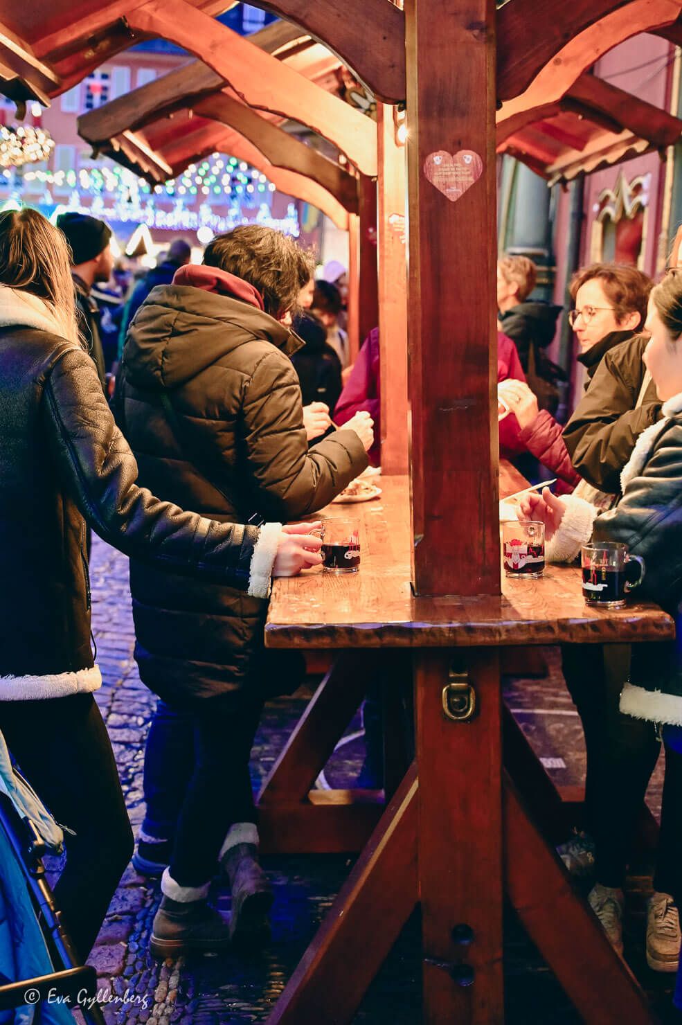 Gluhweinbord med folk som dricker gluhwein