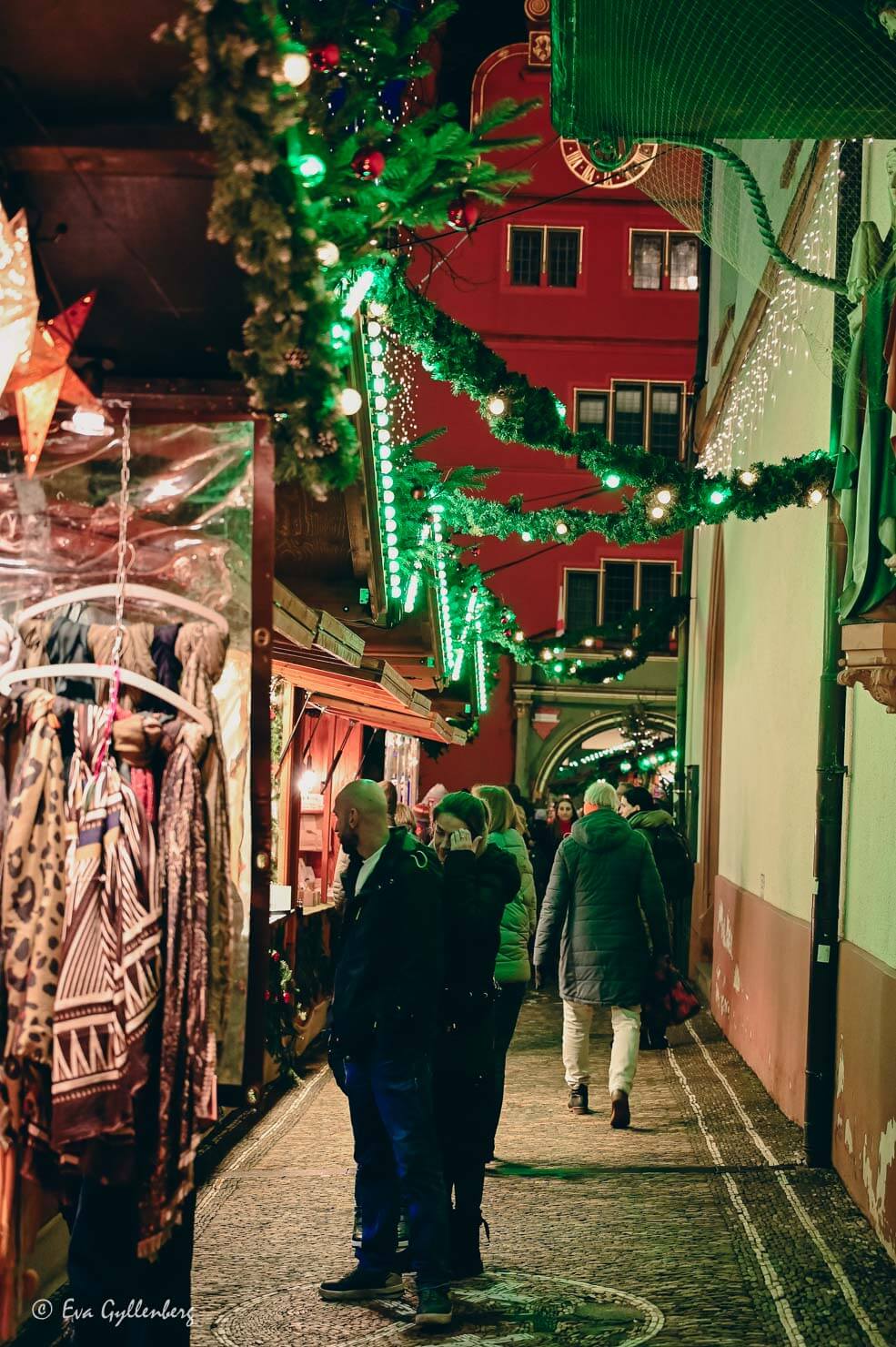 Gränd med girlanger på en julmarknad