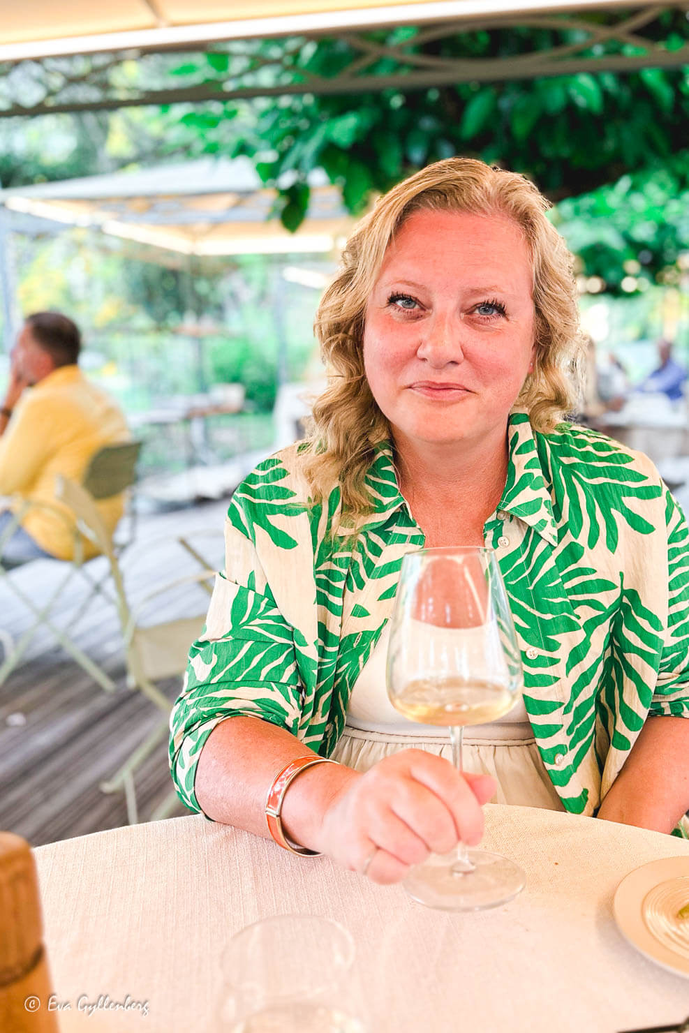 Jag sitter på en uteservering och njuter av ett glas vitt vin