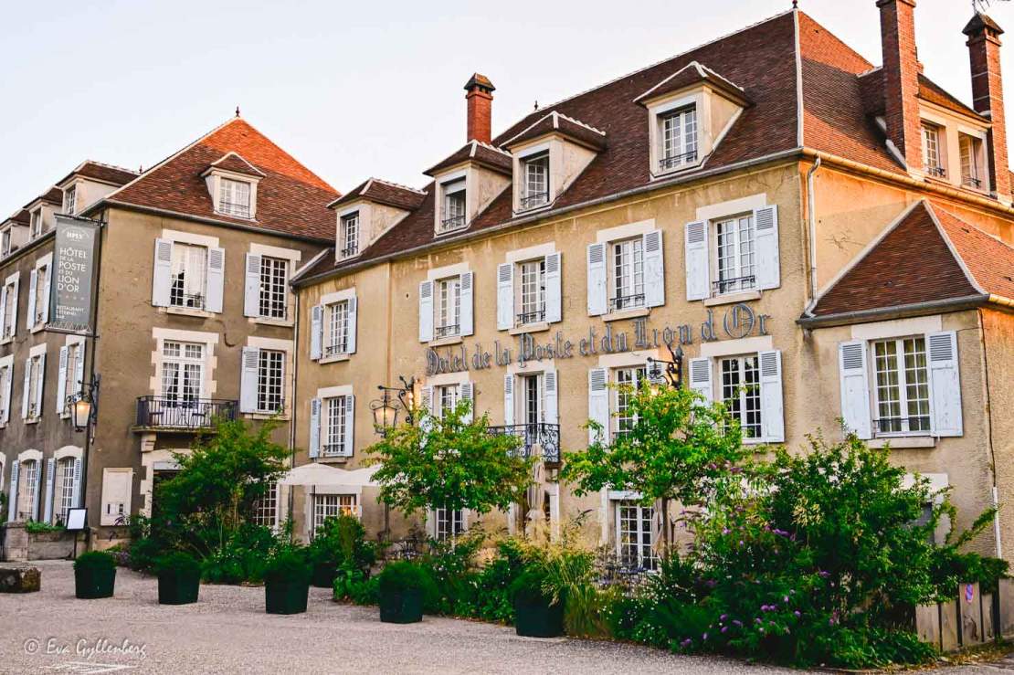 Hotell i ett stenhus som varit en poststation i Bourgogne i Vezelay