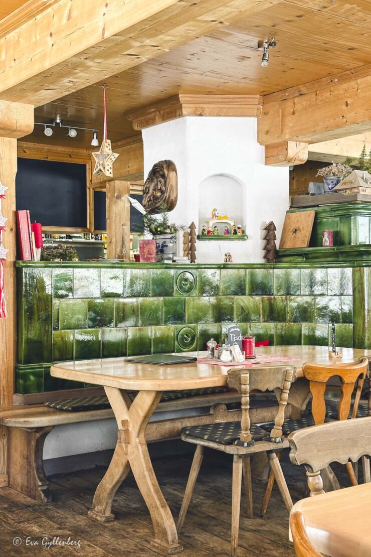 Restaurang i södra Tyskland med furumöbler och grönt kakel