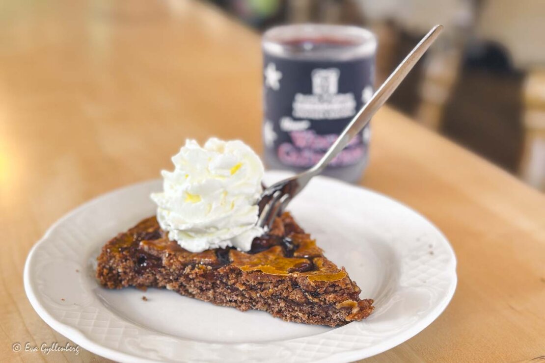 Linzertarte med grädde och en gluhwein