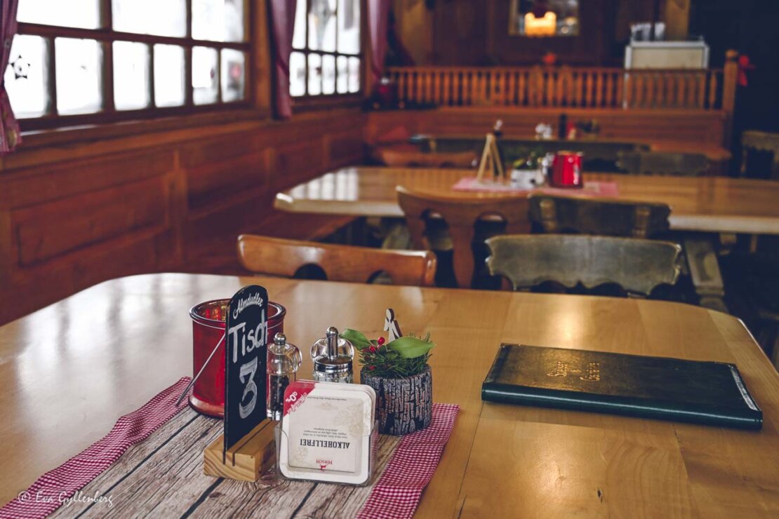 Restaurang med furumöbler i Feldberg