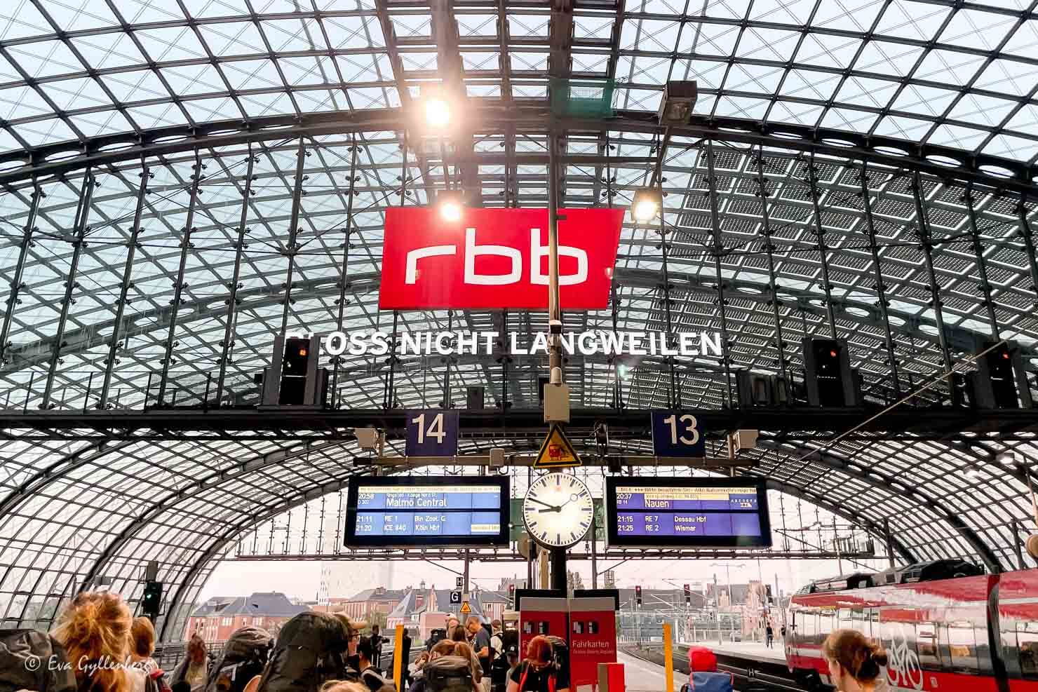 Glastaket över tågen på centralstationen i Berlin