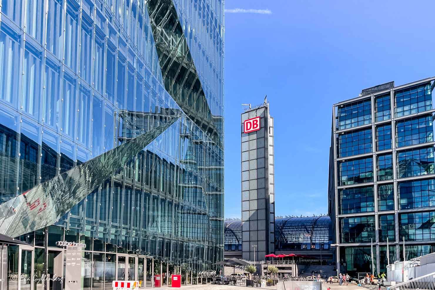 DB tågstationen i Berlin i glas och metall