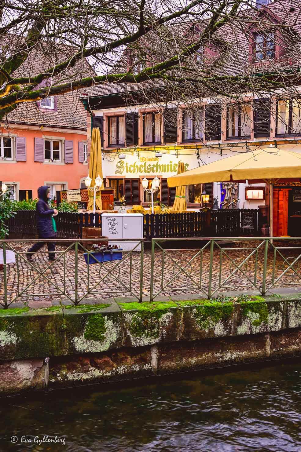 Vattenkanal med en restaurang i bakgrunden