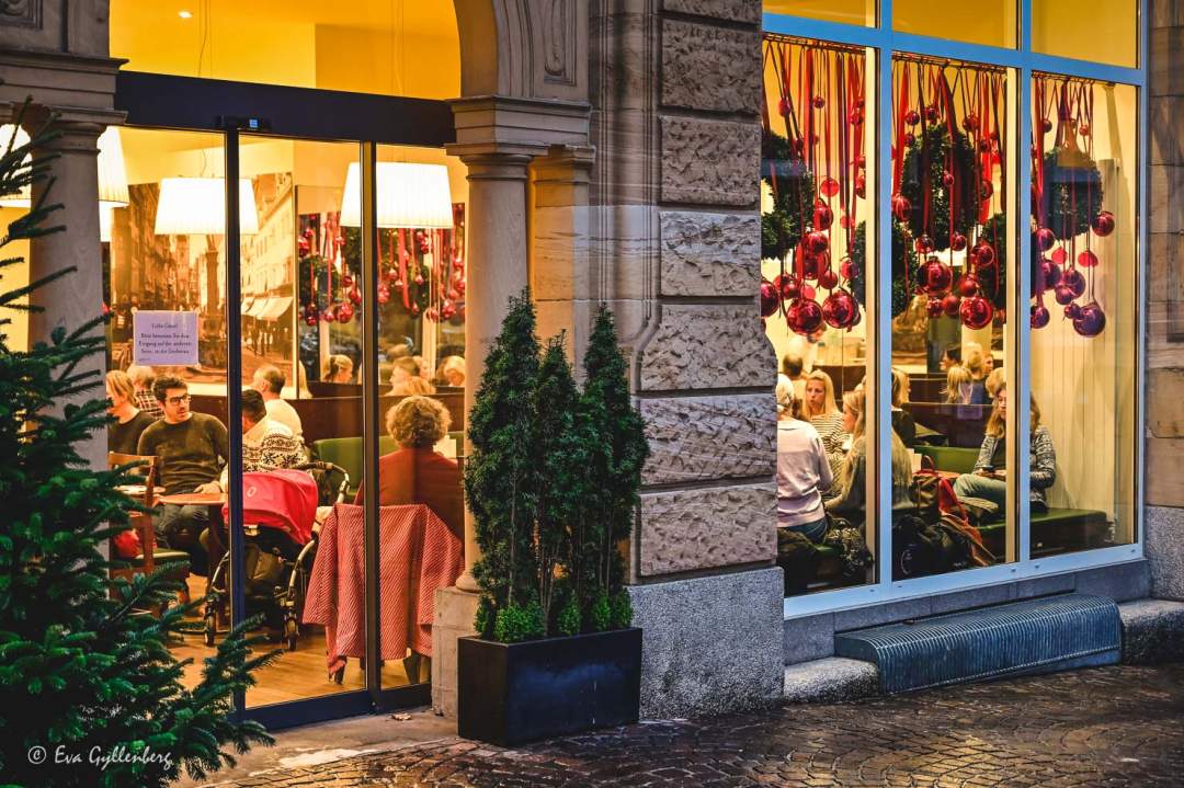 Ett café sett utifrån med juldekorationer