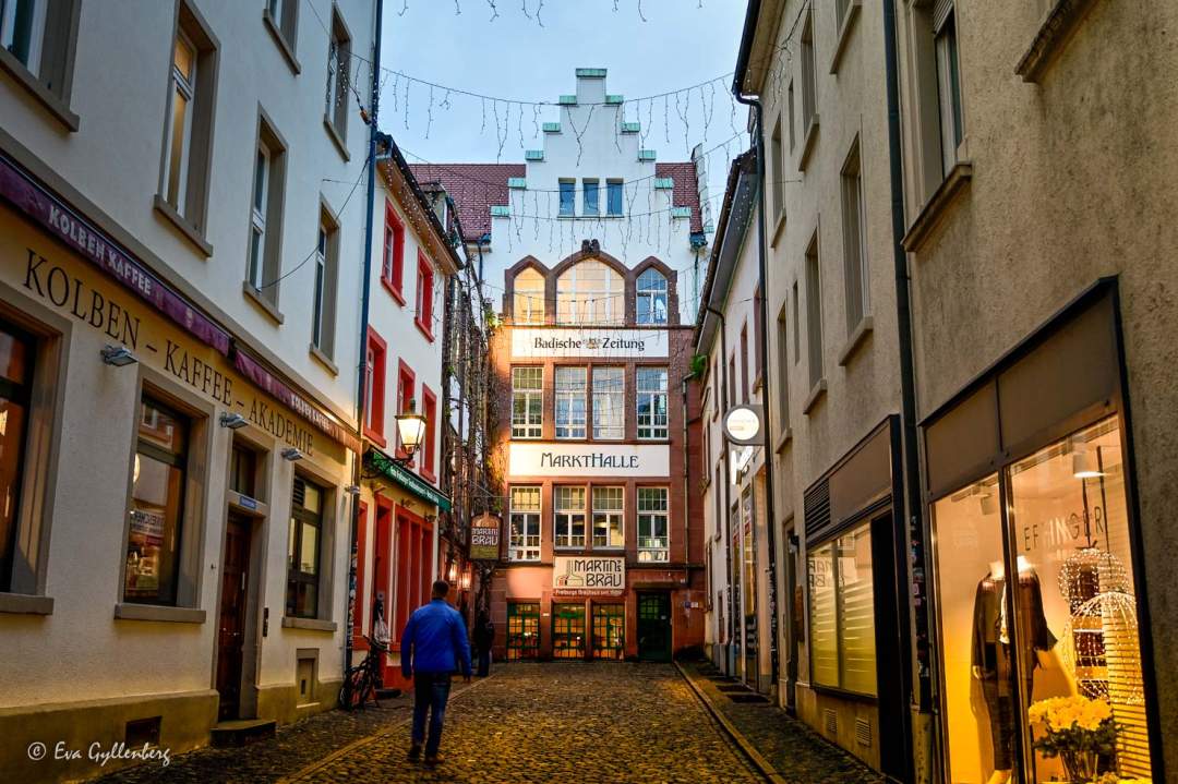 Fasaden på Markthalle med en man gående mot ingången