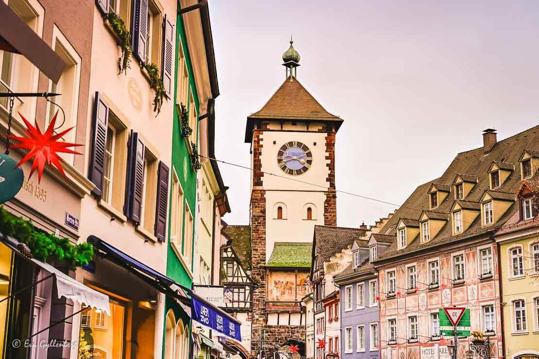Tornet i Freiburg omgivet av vackra hus