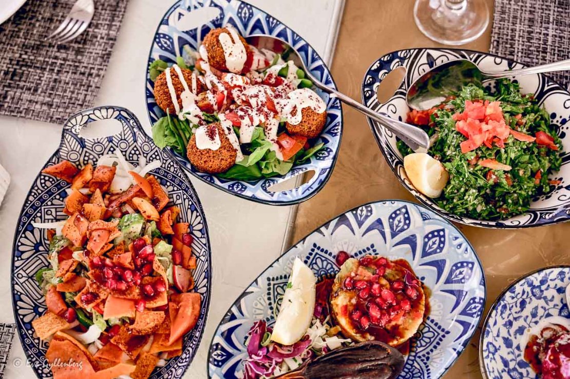 Jordanska smårätter på vackra blåvita fat på ett bord