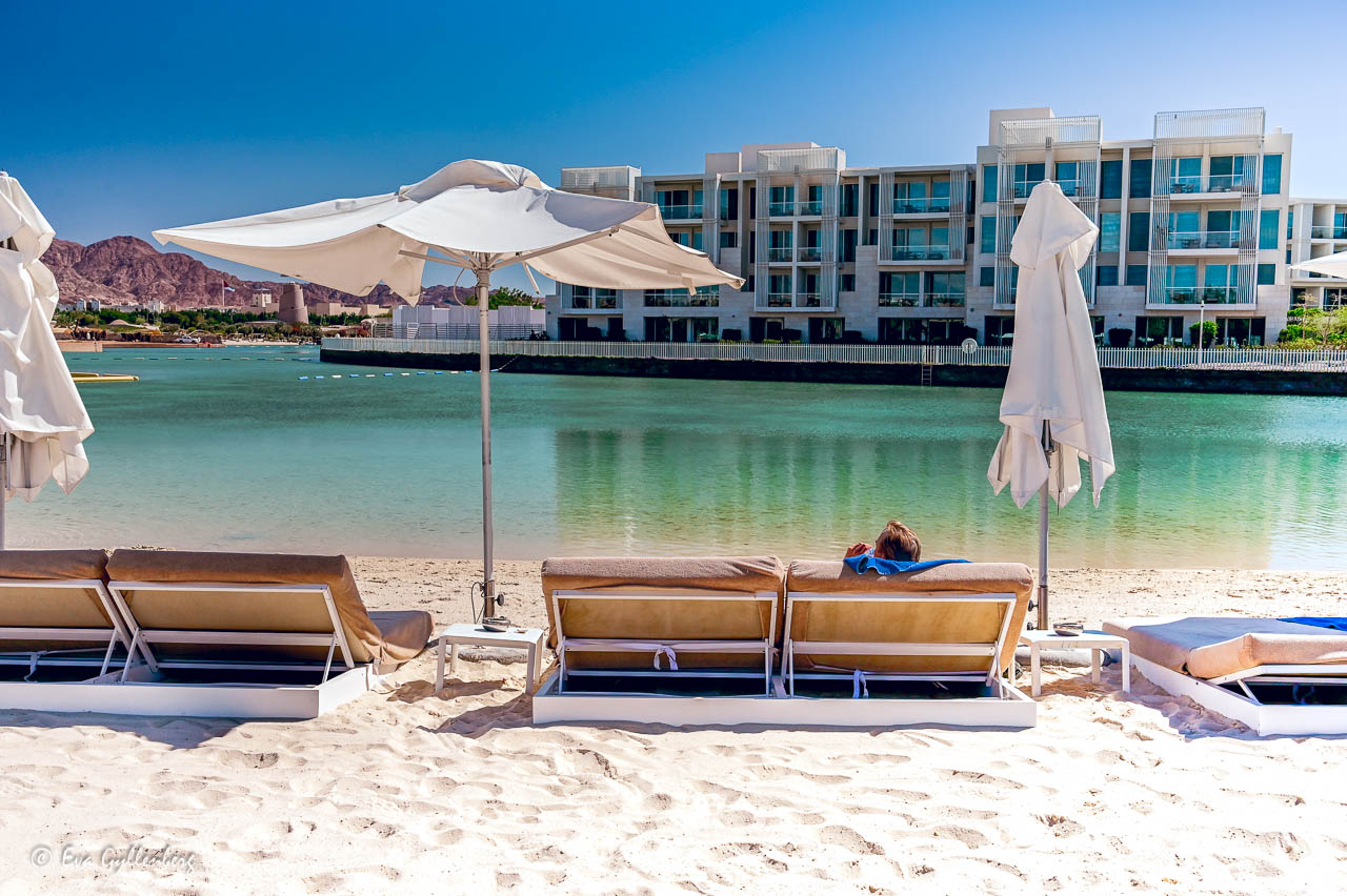 Den konstgjorda sandstranden vid Hyatt Regency i Aqaba