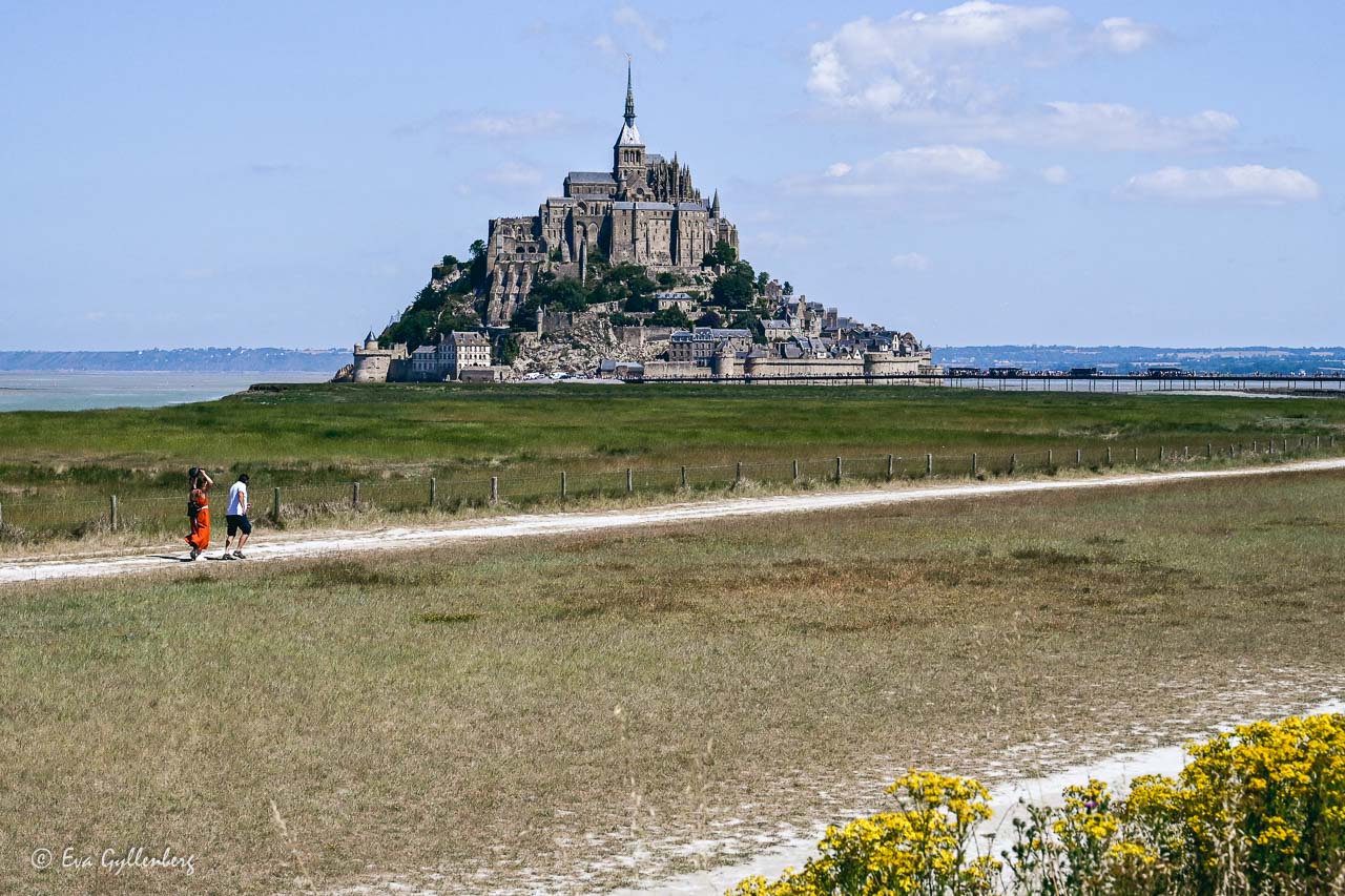 Mont Saint-Michel på sin klippa med kyrkan på toppen