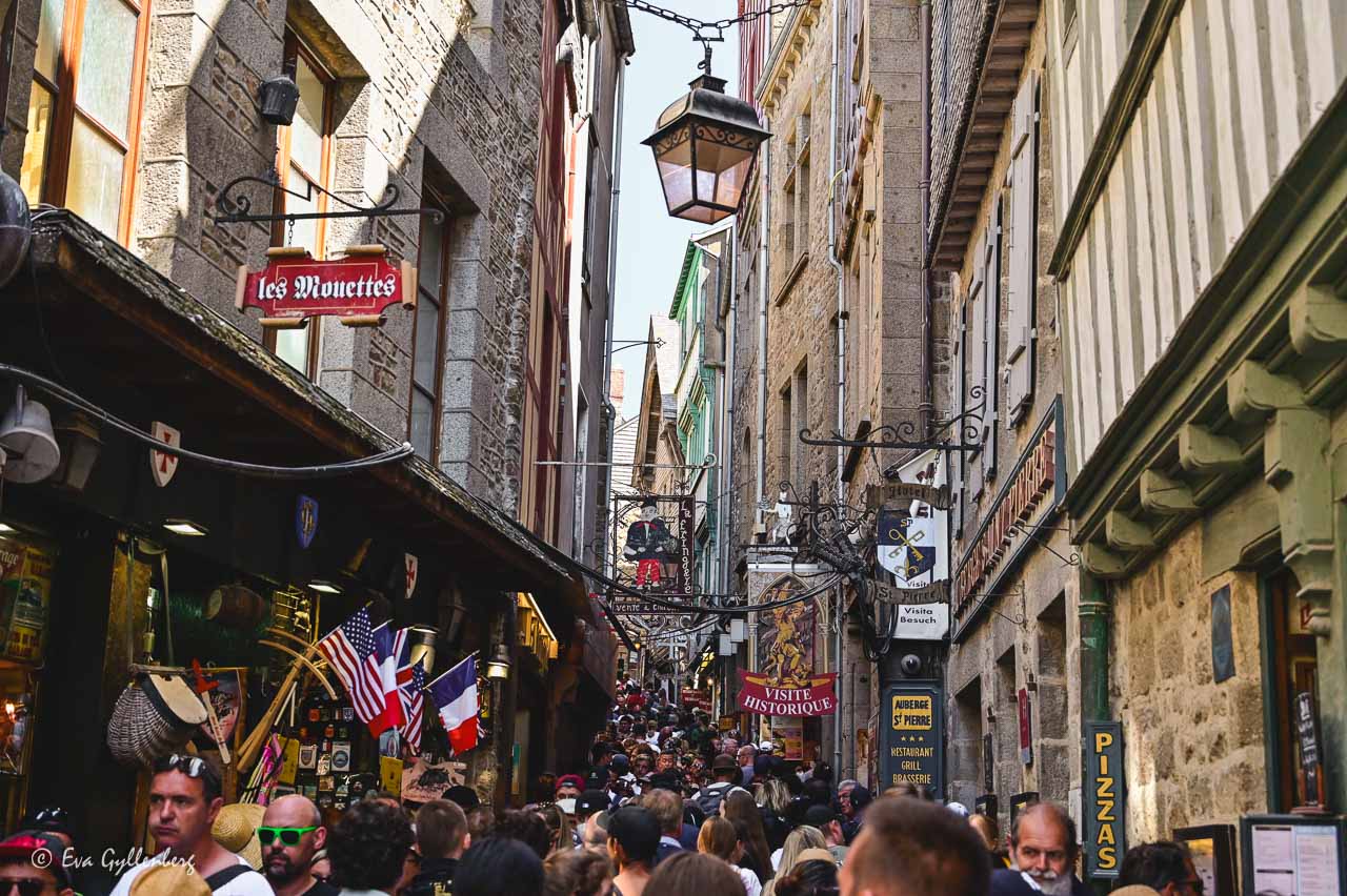 Trängsel i gränderna vid Mont Saint-Michel i juli månad