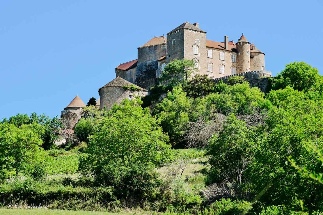 Forteresse de Berzé blickar ut över landskapet från sin kulle