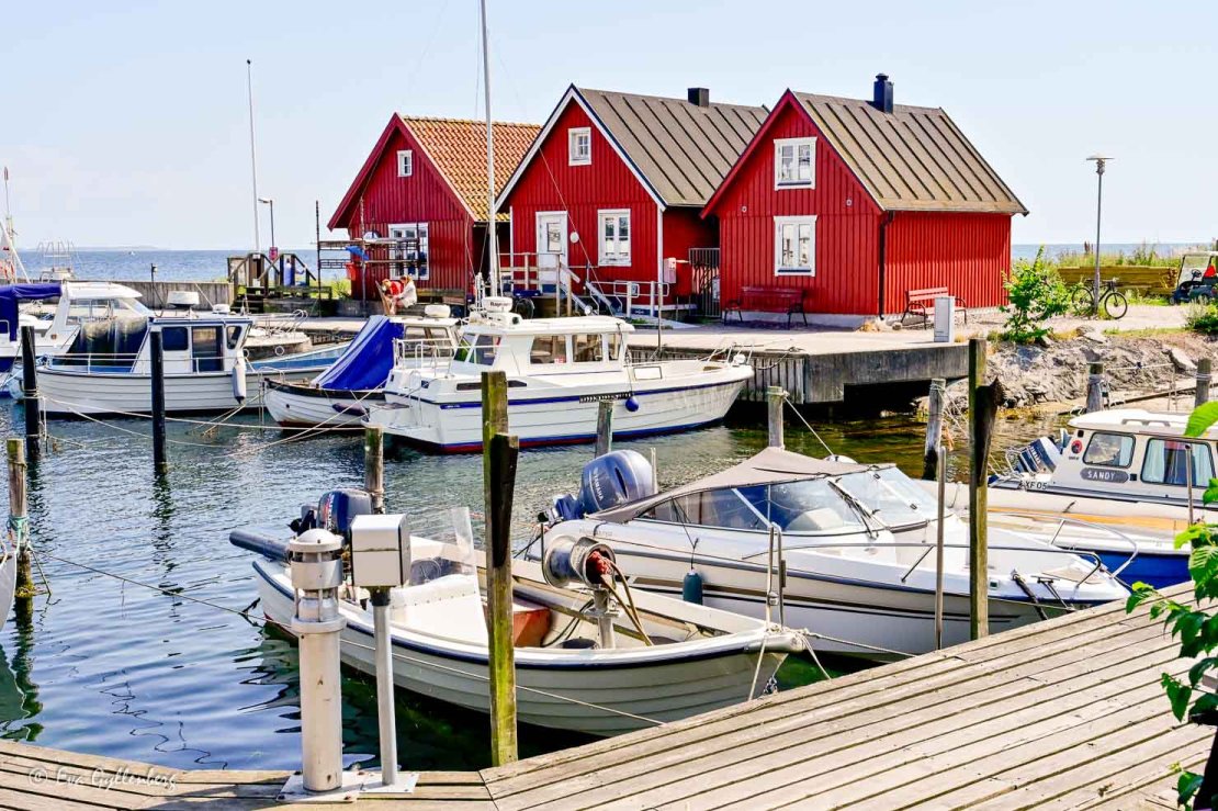 Tre fiskebodar i en hamn