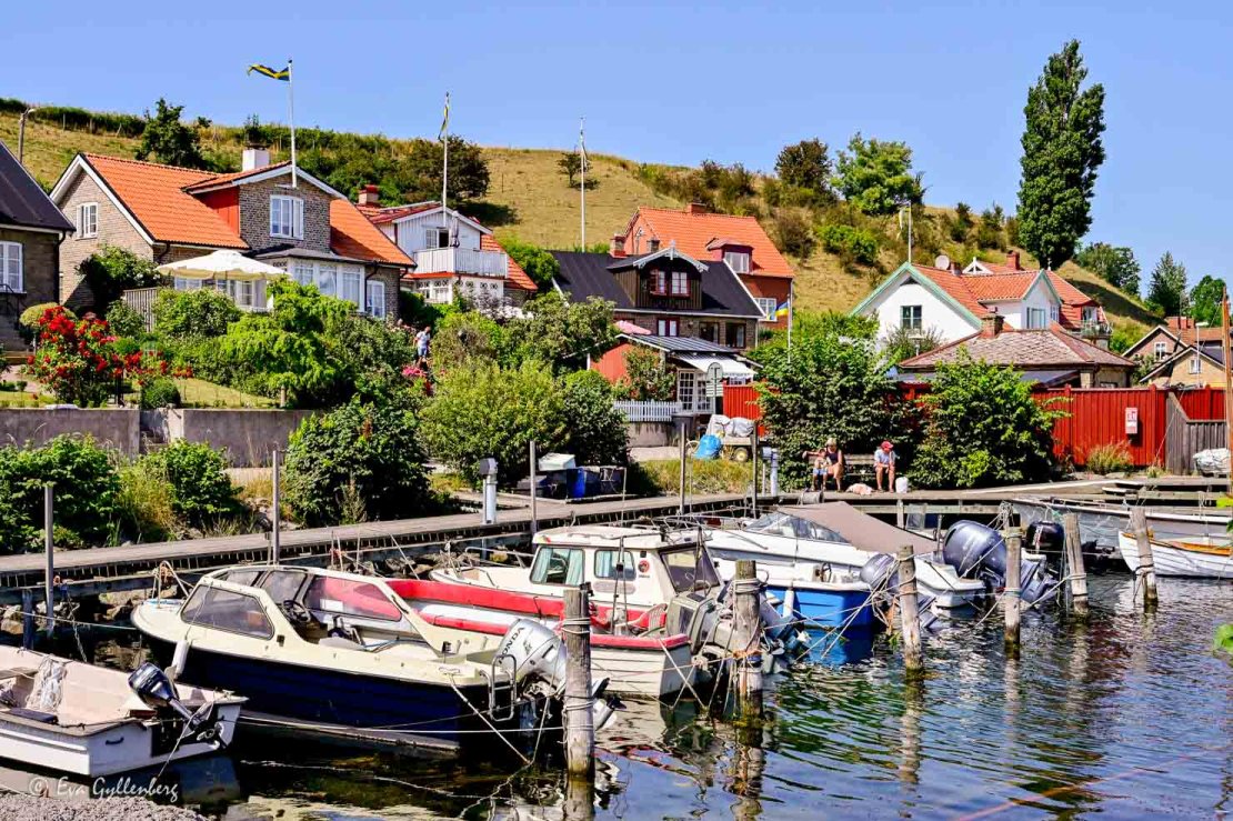 Trähus vid en hamn med småbåtar