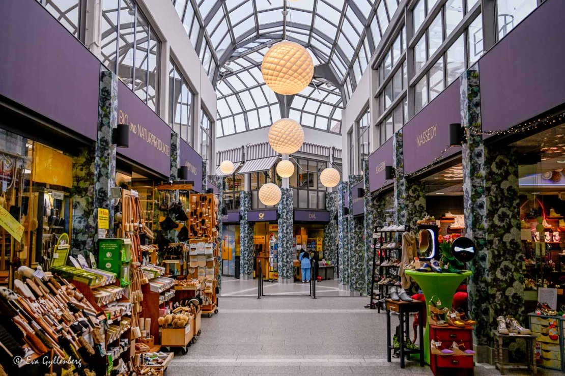 shoppingcentrum med lila väggar