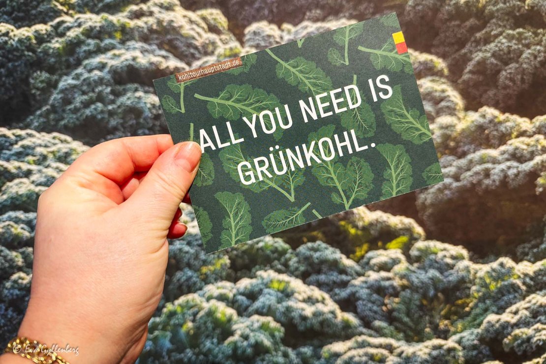 en hand håller i ett kort med grönkålmotiv