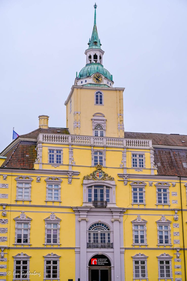 gult slott med ett torn