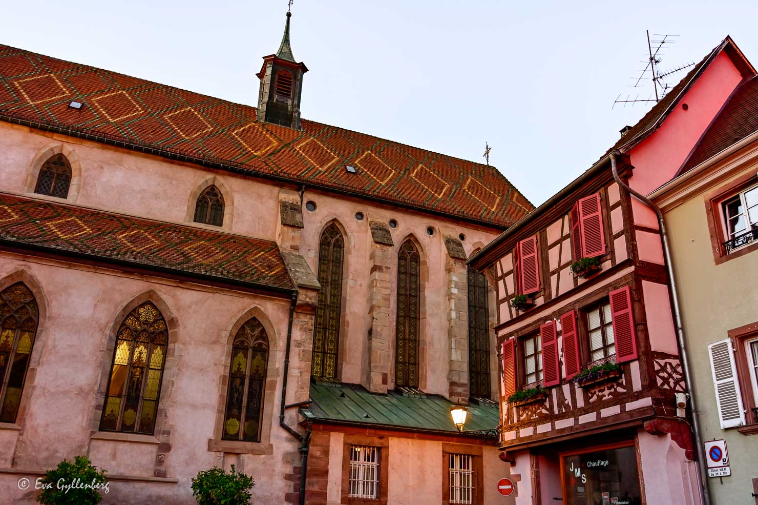 kyrka med mosaiktak och korsvirkeshus