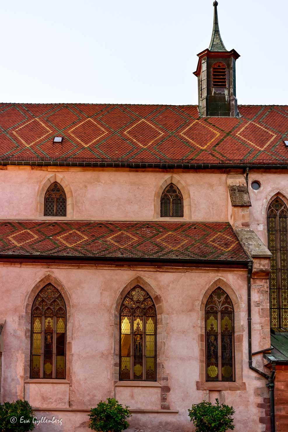 en roda kyrka med mosaiktak