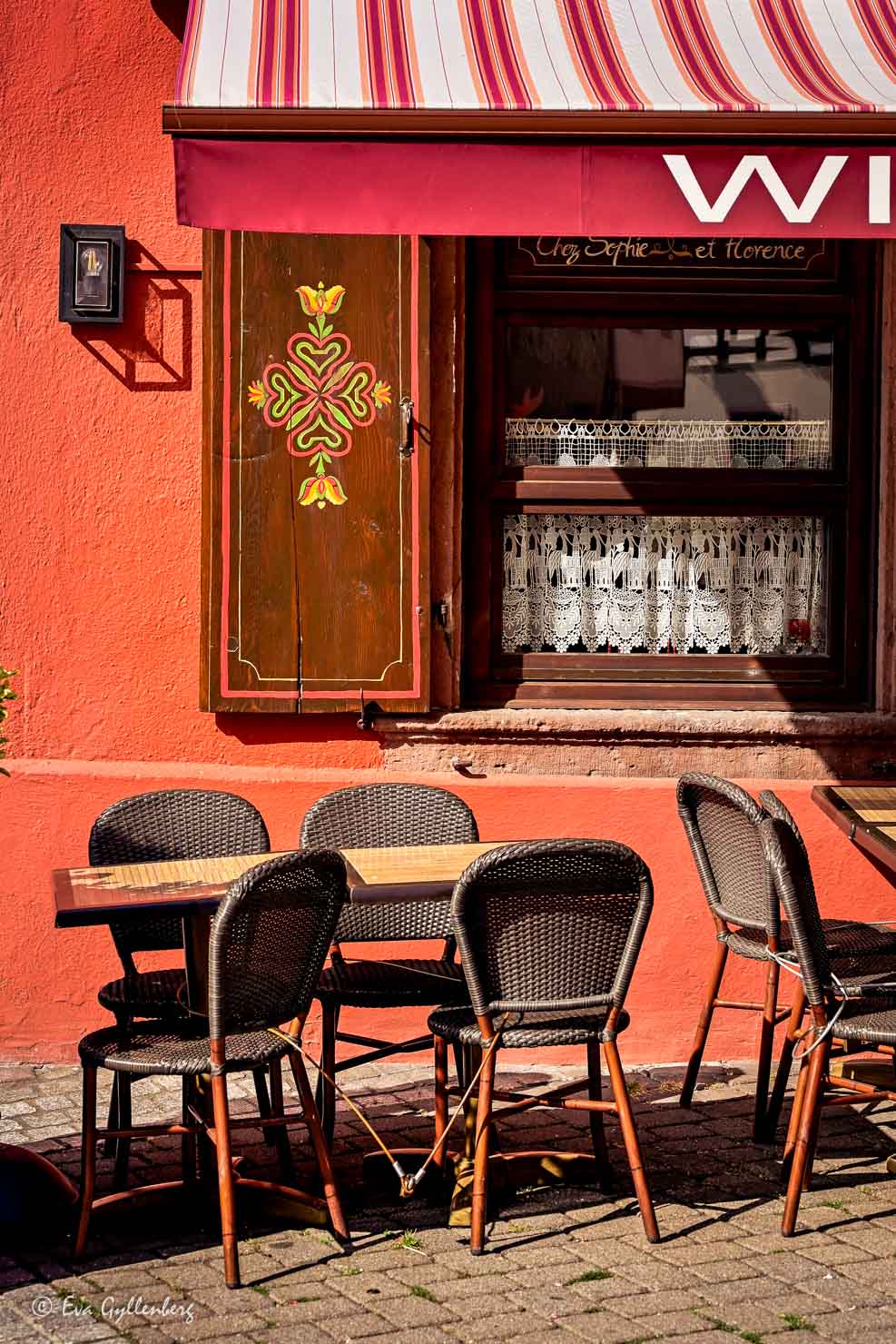 Cafebord utanför en orange fasad