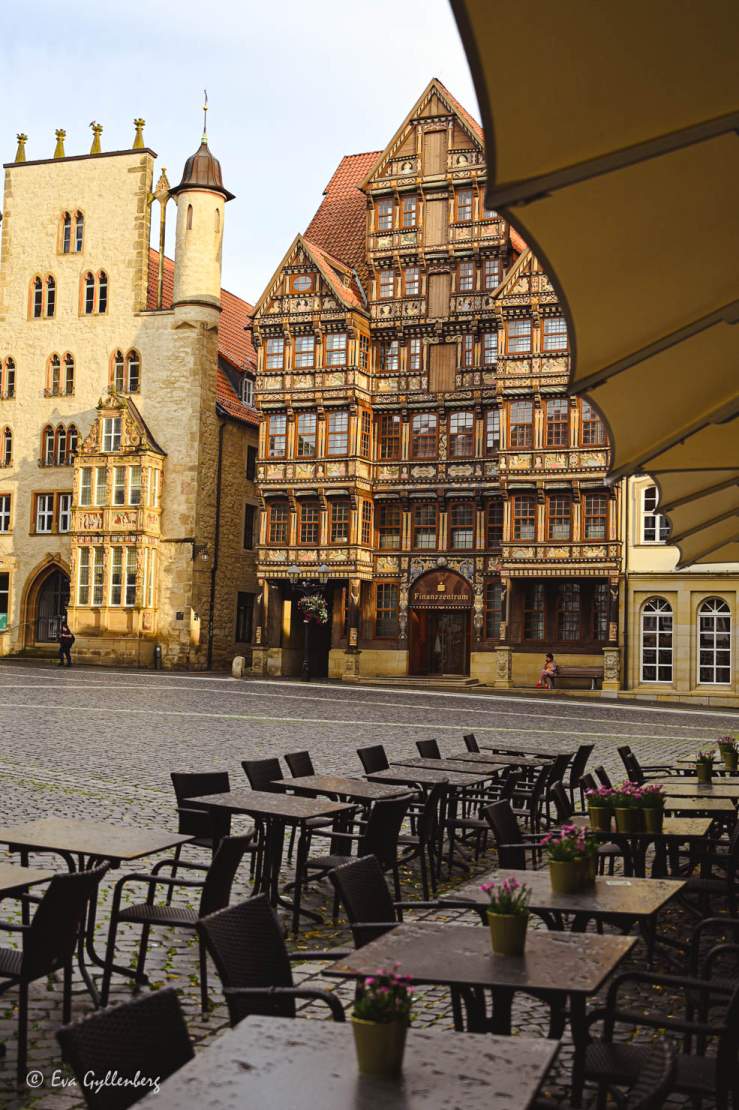 Vackra korsvirkeshus vide ett torg med uteservering i Hildesheim