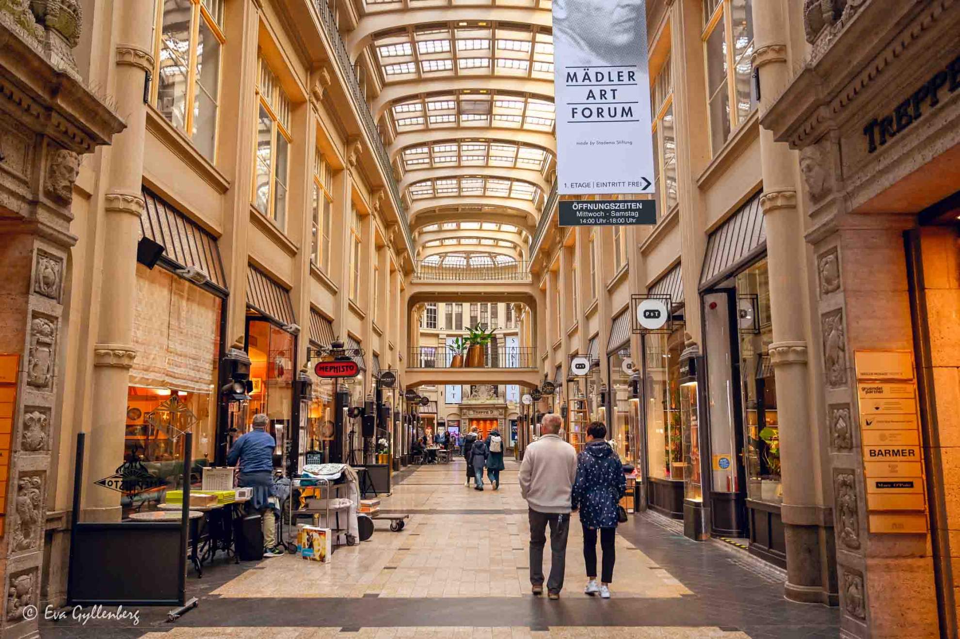 inomhusgalleria med vacker gammal arkitektur och glastak