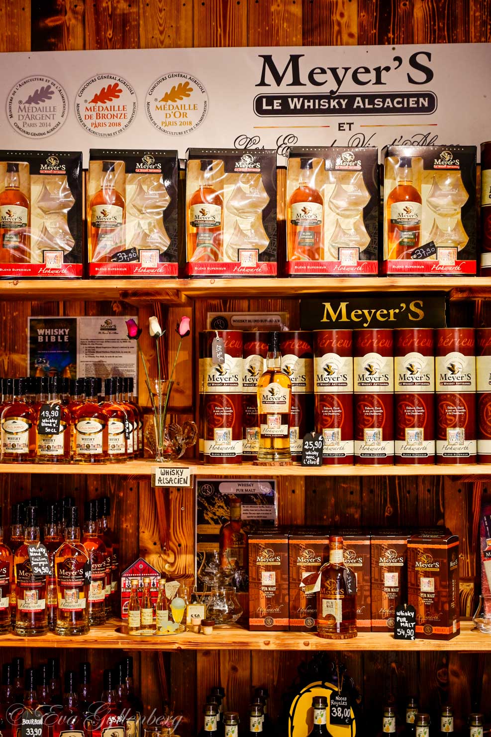 Whiskyflaskor på rad i Alsace