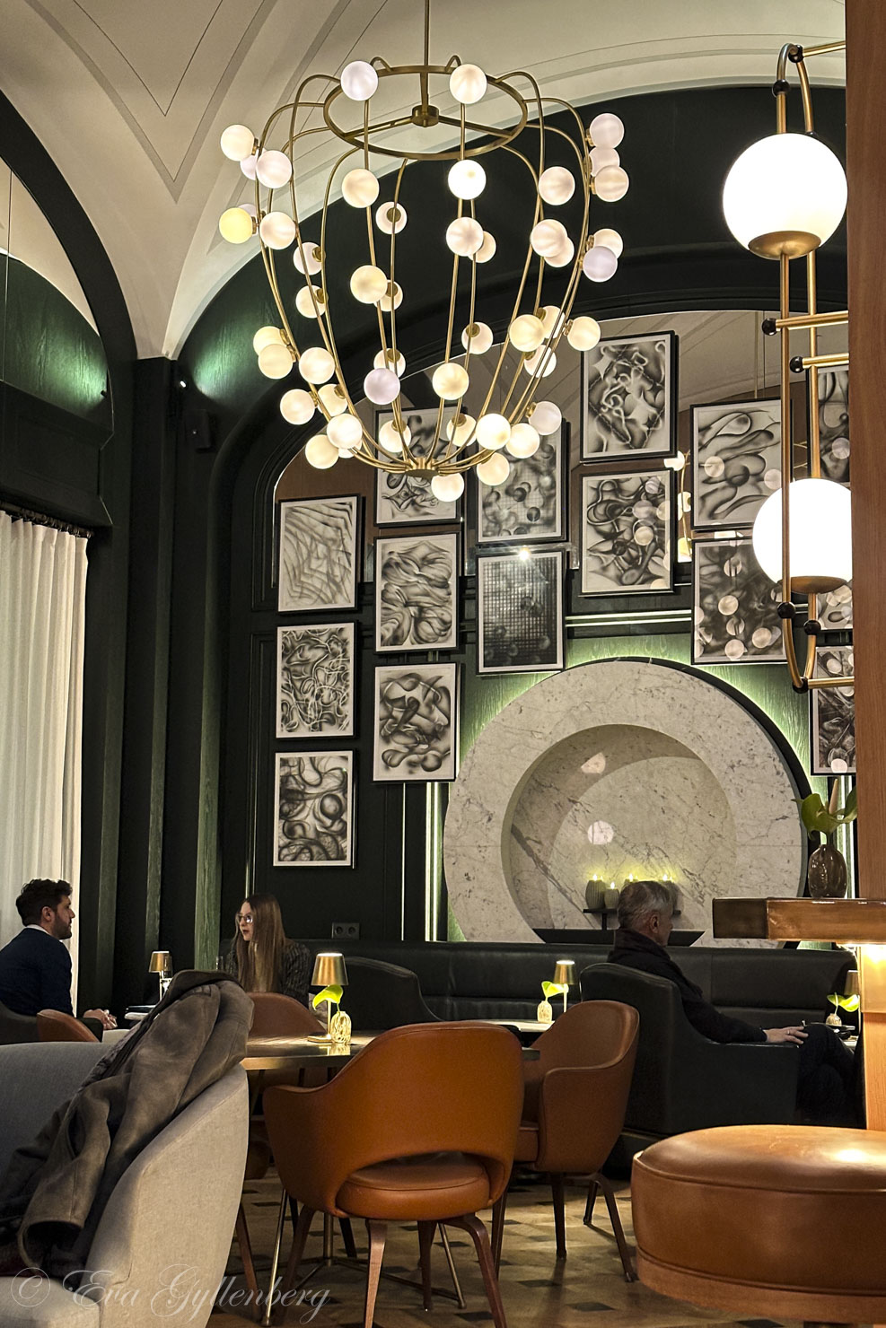 Baren på Raffles i Warszawa i art deco stil med mörkgröna väggar och svartvita tavlor