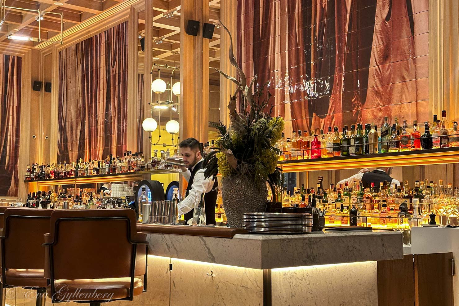 Long bar i Warszawa på Raffles i guld, rött och glamour