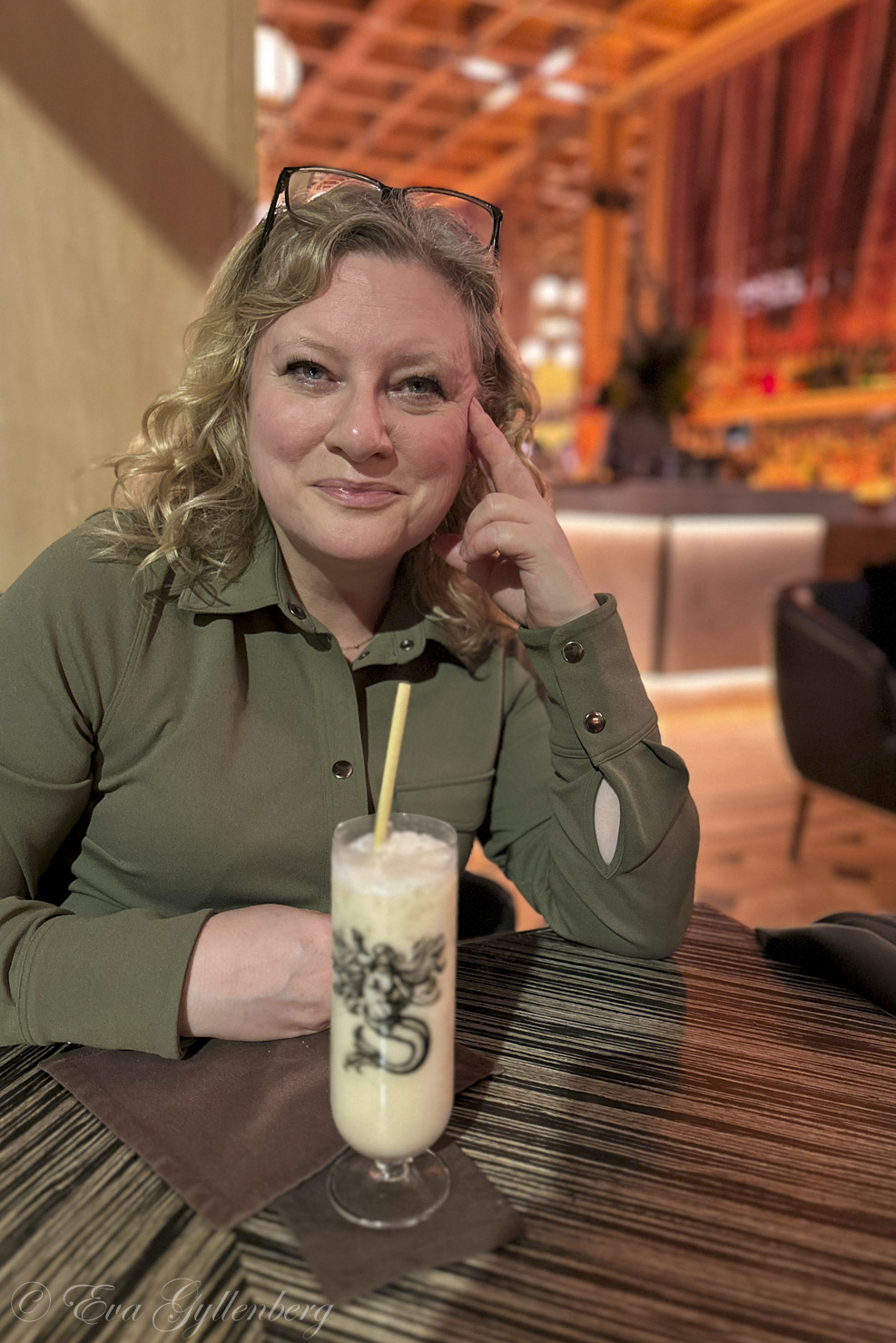 Eva på rucksack på long bar i Warszawa