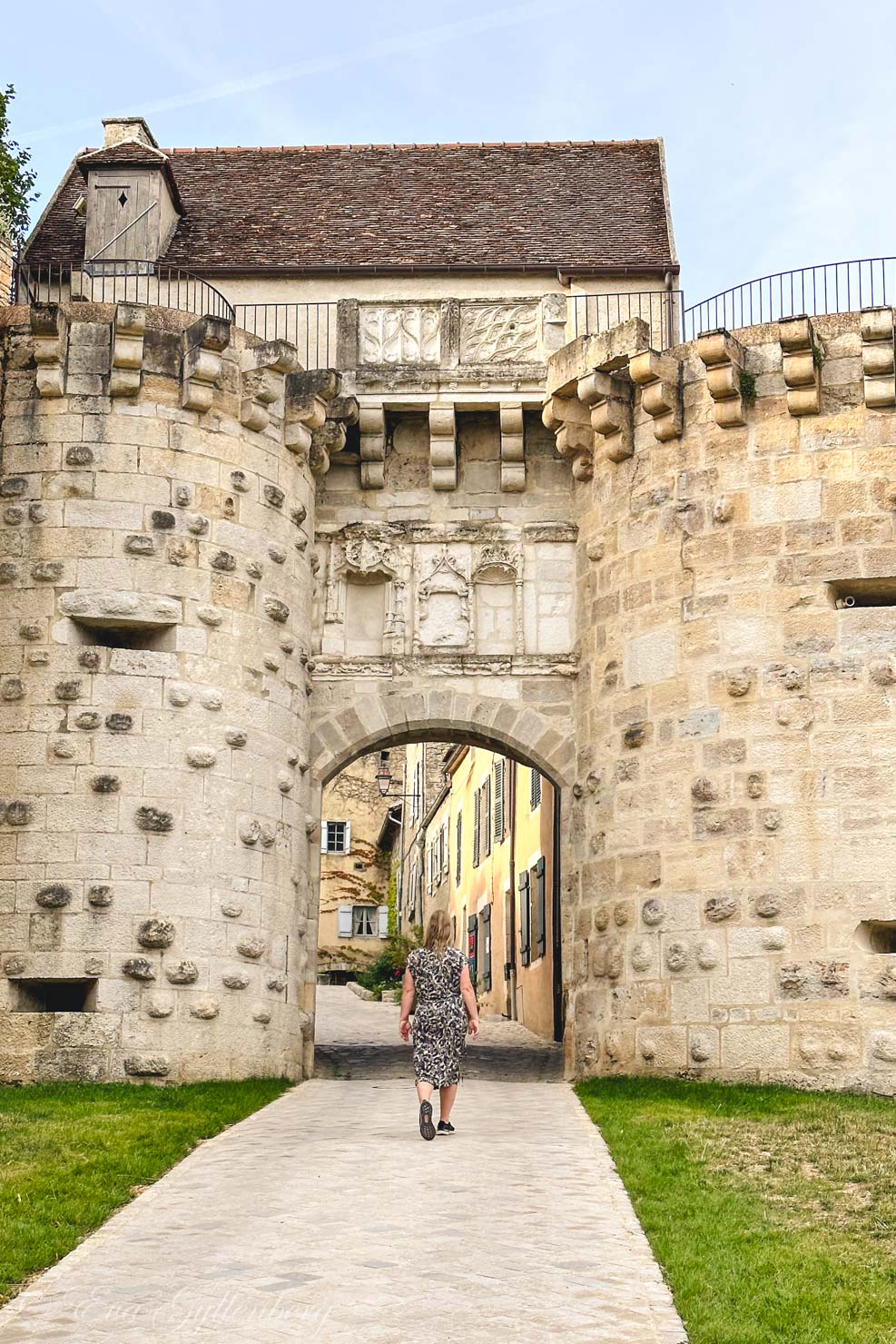 En av portarna i Vezelay med kvinna som går igenom
