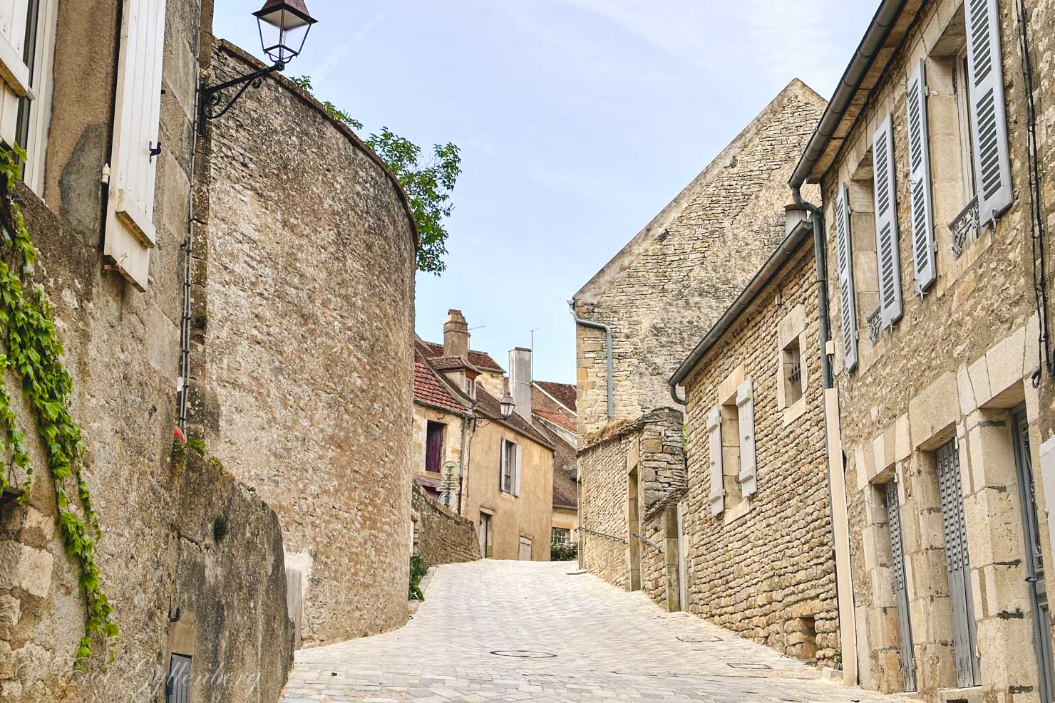 Gata imed kullersten i Bourgogne