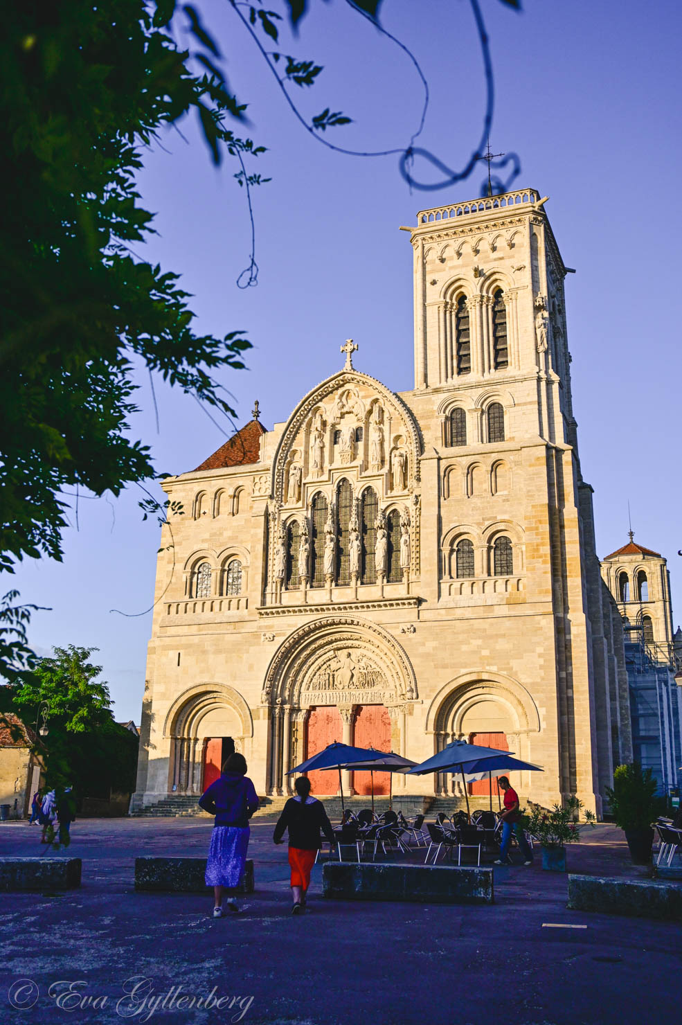 Vezelays kyrka i kvällsljus