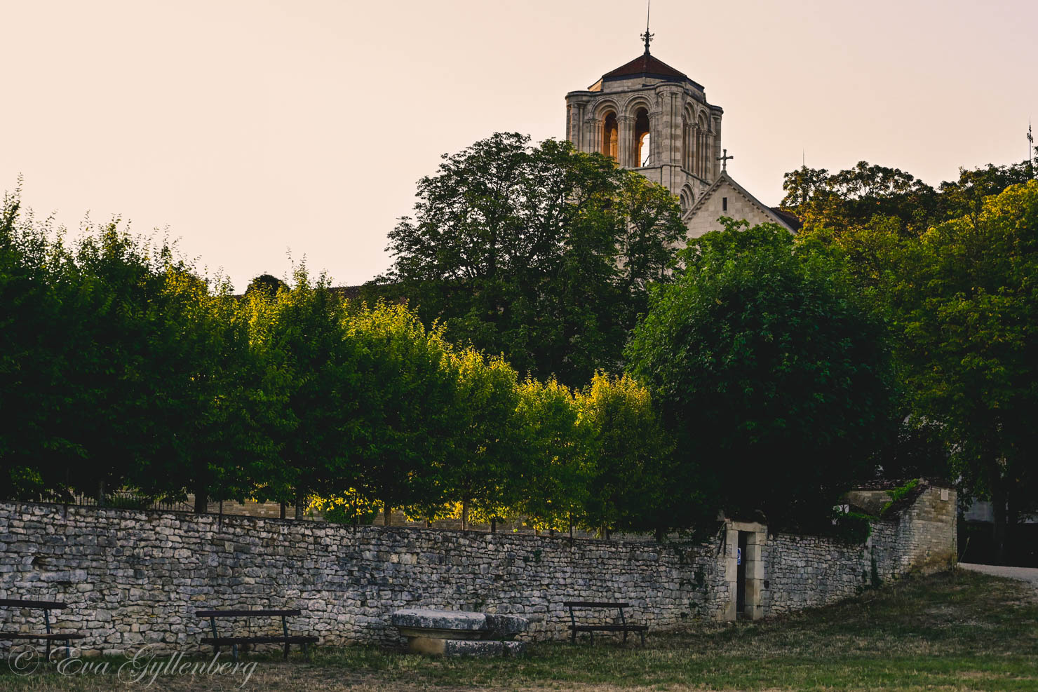 Vezelays kyrka i varmt kvällssken