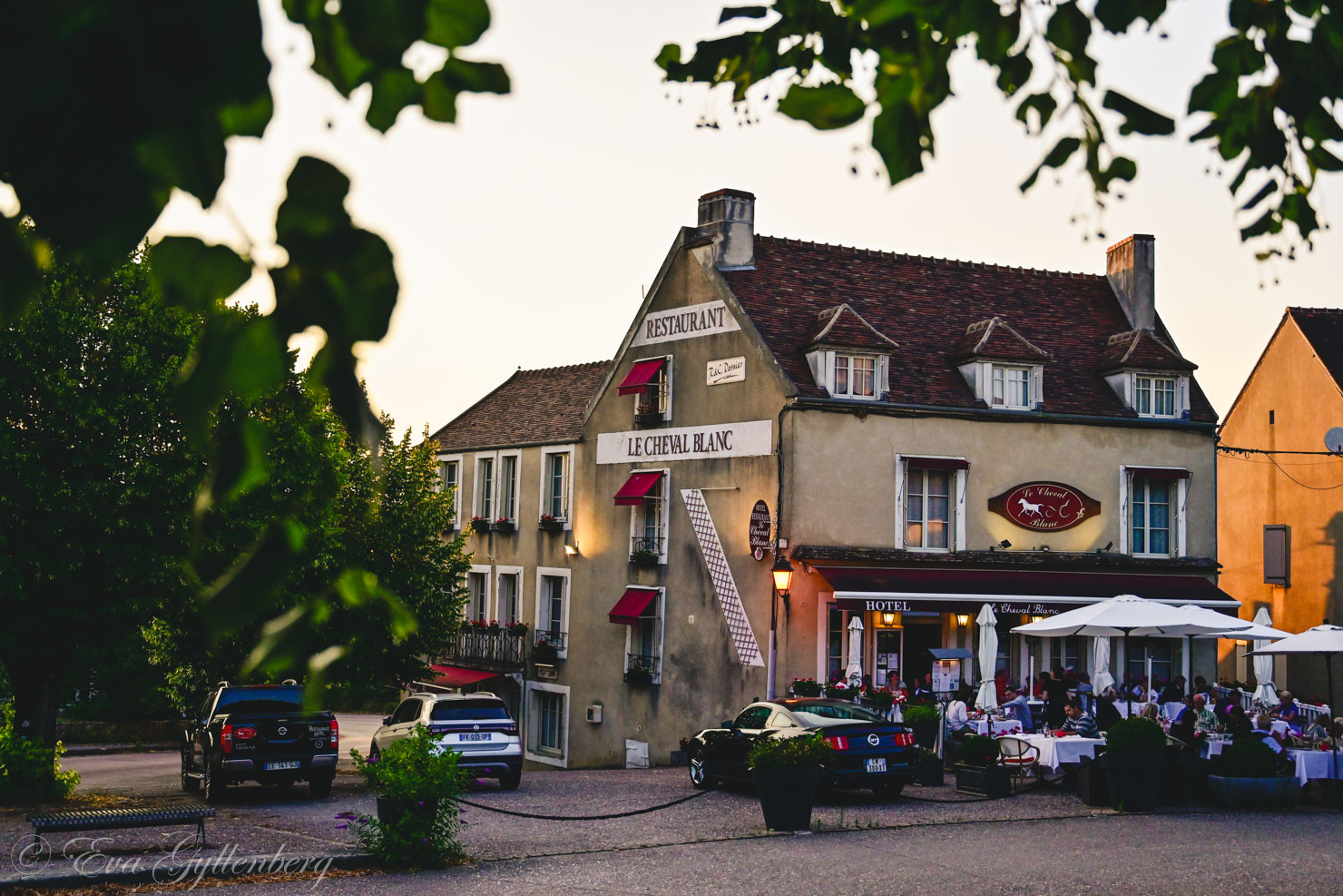 Kväll med solnedgång över restaurang i Vezelay